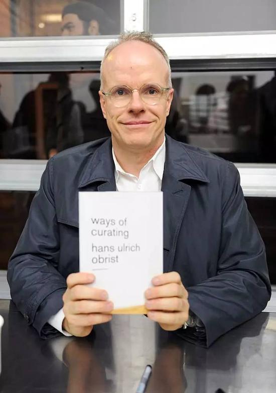 小汉斯（Hans Ulrich Obrist）参加瑞士学院举办的新书《策展的方式》（Ways Of Curating ）首发式，2014年11月，纽约。图片：Craig Barritt/Getty Images for Surface Magazine